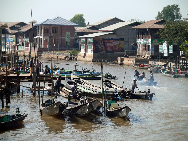 Burma III-039-Seib-2014.jpg - Canal in the city (Photo by Roland Seib)